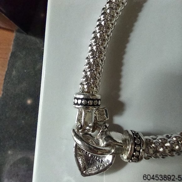 Popcorn stretch bracelet, silvertone w/heart charm. NIB - Picture 3 of 4